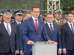 Przemówienie Premiera RP Mateusza Morawieckiego - średni kadr, w tle trybuna honorowa