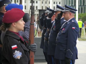 Komendanci Policji oddają honory przed Grobem Nieznanego Żołnierza