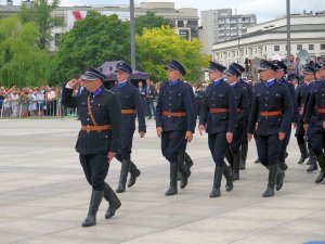 plac Marszałka Józefa Piłsudskiego - przemarsz grupy rekonstrukcyjnej w mundurach historycznych Policji Państwowej
