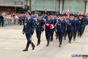 Pododdziały wchodzą na pl. Piłsudskiego