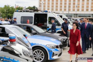 Delegacja rządowa ogląda wystawę sprzętu policyjnego. Na czele Minister Spraw Wewnętrznych i Administracji Elżbieta Witek