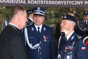 8. Apel z okazji Święta Policji w CKPK BOA - zastępca komendanta głównego Policji insp.  w rozmowie z bp. Józefem 
Guzdkiem i szefem CPKP BOA