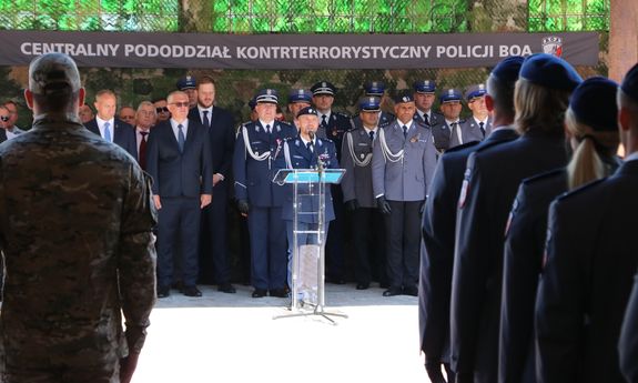 Apel z okazji Święta Policji w CKPK BOA -przemawia szef CPKP BOA mł. insp. Dariusz Zięba