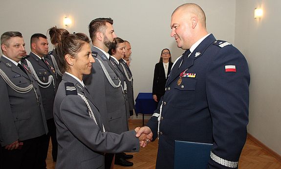 zastępca komendanta głównego policji gratuluje policjantce