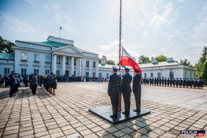 plac przed Belwederem podniesienie flagi na maszt