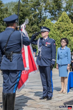 Komendant Główny Policji, minister swia i salutujący policjant