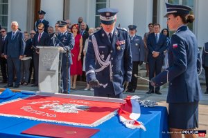 komendant główny policji wbija gwóżdź honorowy