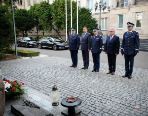 Obecni i byli komendanci Policji składają hołd przez obeliskiem: Poległym Policjantom - Rzeczpospolita Polska