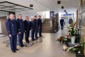 Obecni i byli komendanci Policji składają hołd przez Tablicą Pamięci w siedzibie KGP