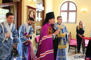 Do cerkwi wchodzi arcybiskup Jerzy, prawosławny ordynariusz wojskowy