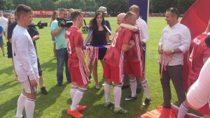 Komendant Główny Policji ściska piłkarza policyjnej drużyny