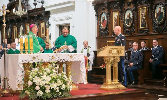 uroczysta Msza Święta - przy ołtarzu bp. bp Józef Guzdek, delegat Konferencji Episkopatu Polski ds. Duszpasterstwa Policji, przy pulpicie Komendant Główny Policji gen.insp. Jarosław Szymczyk