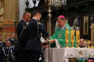Policjanci służą do Mszy Świętej