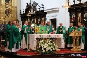 Wszyscy celebransi zebrani wokół ołtarza