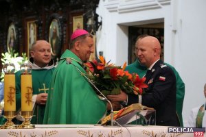 Na zakończenie Eucharystii Komendant główny Policji gen. insp. Jarosław Szymczyk wręczył kwiaty krajowemu duszpasterzowi Policji bp. Józefowi Guzdkowi