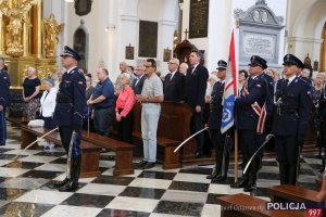 Kompania reprezentacyjna Policji  wśród wiernych