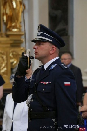 Dowódca uroczystości oddaje honory szablą
