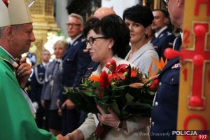 Biskup Józef Guzdek ofiarował otrzymaną wiązankę minister SWiA Elżbiecie Witek