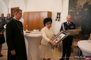 Po Eucharystii minister Elżbieta Witek wraz z komendantem głównym Jarosławem Szymczykiem wręczyła bp Józefowi Guzdkowi i kapelanom pamiątkowe kafle, wykonane z okazji stulecia powołania  Policji Państwowej