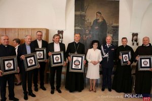 Krajowy duszpasterz Policji bp Józef Guzdek, minister Elżbieta Witek i komendant główny Policji gen. insp. Jarosław Szymczyk w otoczeniu obdarowanych kapelanów policyjnych