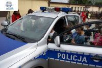 policjant rozmawia z dziećmi o bezpieczeństwie