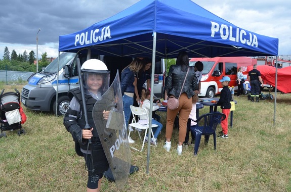 Dziecko przebrane za policjanta.