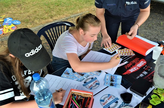 Dziecko uczy się o bezpieczeństwie nad wodą.