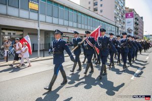 kompania reprezentacyjna policji w trakcie przemarszu