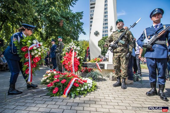 warta honorowa przy pomniku i kładanie wieńca