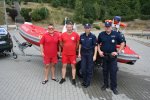 współpraca  policjantów z ratownikami wodnymi