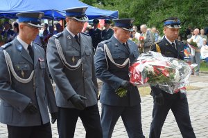 Przedstawiciele słupskiej Szkoły Policji i Komendy Miejskiej składają kwiaty przed pomnikiem.
