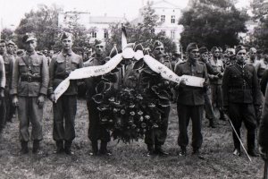 Wielki wieniec od milicjantów w hołdzie Powstańcom Warszawskim.