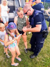 policjant rozmawia z dziećmi o bezpieczeństwie