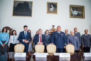 Stojący policjanci i osoby cywilne