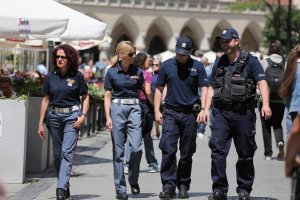 dwaj polscy policjanci i dwi policjantki włoskie
