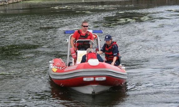 policjantka i ratownik na łodzi