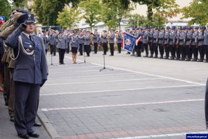 Obchody święta Policji w Kętrzynie. Na zdjęciu widoczni są policjanci w trakcie uroczystości.