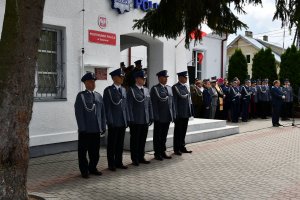 Uroczystość otwarcia Posterunku Policji w Tykocinie. Na zdjęciu widoczni są policjanci w rzędzie. W tle budynek.