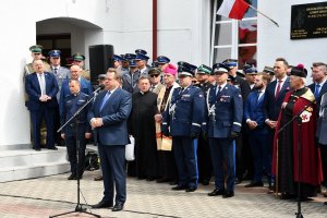 Uroczystość otwarcia Posterunku Policji w Tykocinie.  Na pierwszym planie widać Wiceministra MSWiA - Jarosława Zielińskiego. W tle policjanci i osoby cywilne.