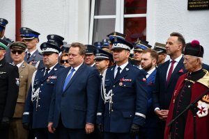 Uroczystość otwarcia Posterunku Policji w Tykocinie.  Na zdjęciu widoczni są policjanci i osoby cywilne.