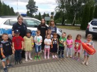 policjantka z przedszkolakami przy radiowozie