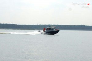 łódź policyjna na zbiorniku wodnym