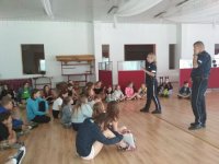 policjanci rozmawiają z dziećmi o bezpieczeństwie