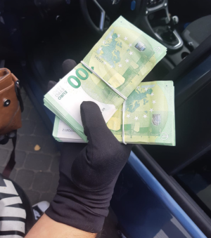 Zdjęcie przedstawia odzyskane przez policjantów skradzione pieniądze.