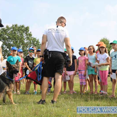 policjanci rozmawiają z dziećmi o bezpieczeństwie na pikniku profilaktycznym