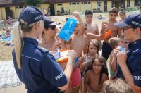 policjantki na basenie rozmawiają z dziećmi o bezpieczeństwie