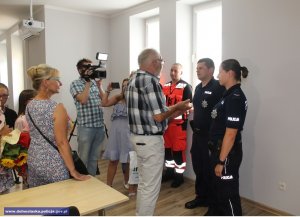 Na zdjęciu ojciec poszkodowanego dziękuje policjantom za uratowanie życia jego syna.