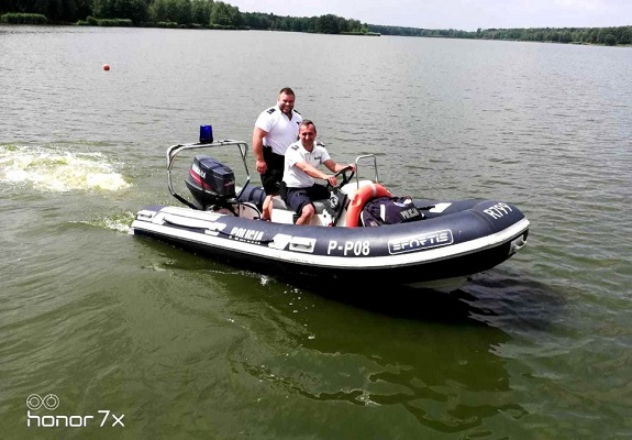 policjanci na wodzie