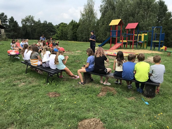 policjantka rozmawia z dziećmi o bezpieczeństwie