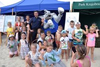 policjanci rozmawiają o bezpieczeństwie z dziećmi na plaży